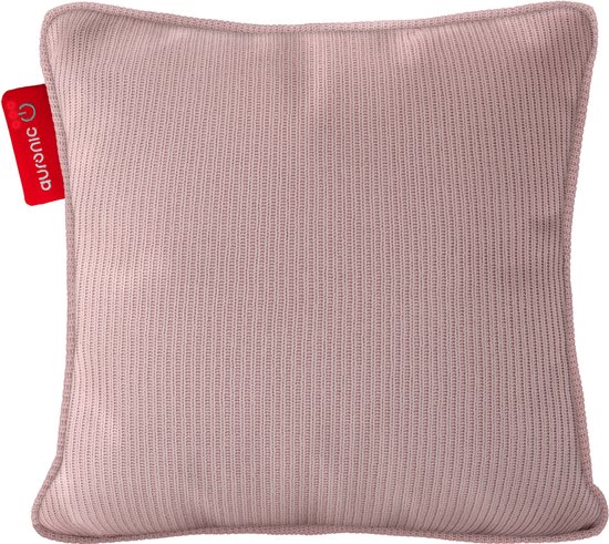 Poederroze gebreid kussen met rood Auronic label aan de zijkant.
