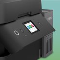 Zwarte Epson EcoTank ET-4950 printer met een klein kleurenscherm en inktreservoirs met de labels BK, C, M, Y.