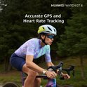 Vrouw op een fiets met een smartwatch om haar pols.