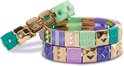 Gestapelde armbandjes met gouden schakels en veelkleurige vierkante bedels met symbolen.