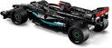 Zwarte LEGO Formule 1 auto, detail van de achterkant met PETRONAS en INEOS logo's.