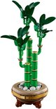 Plante de bambou LEGO verte dans un pot doré avec des pierres, sur fond blanc.