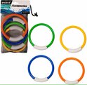 Een netzak met gekleurde duikringen en vier losse ringen: groen, oranje, blauw en geel.