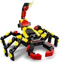 Zwarte, rode en gele LEGO spin met acht poten en een scherpe staart.