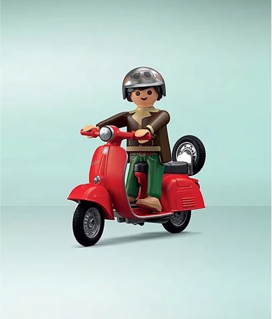 Playmobil figuur op rode Vespa scooter met helm en bruine jas.
