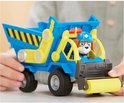 Kind handen bedienen een blauwe kiepwagen met gele onderdelen en een hondje in de bestuurdersstoel.