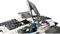 Close-up van de cockpit van een witte LEGO Star Wars jager met een blauwe mandalorian minifiguur.