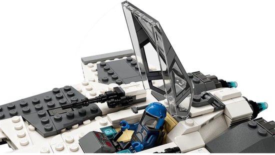 Close-up van de cockpit van een witte LEGO Star Wars jager met een blauwe mandalorian minifiguur.
