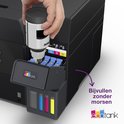 Hand vult het zwarte inktreservoir van de Epson EcoTank printer met een flacon.