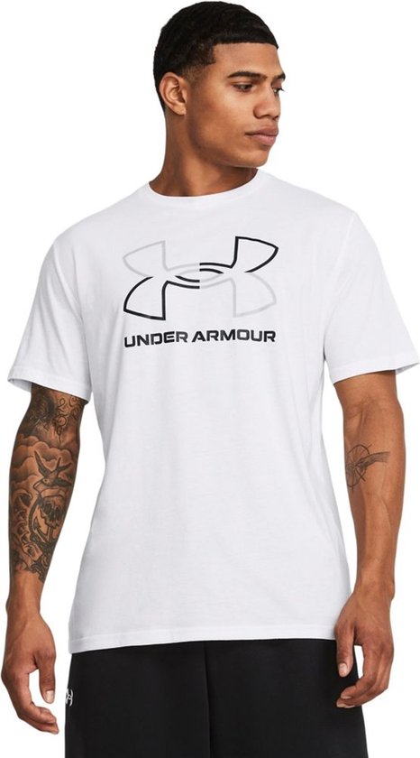 Man met getatoeëerde armen in een wit Under Armour T-shirt met logo opdruk.