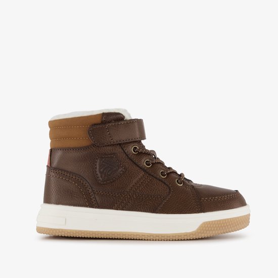 Bruine veterboot met klittenbandsluiting, bontkraag en logo.