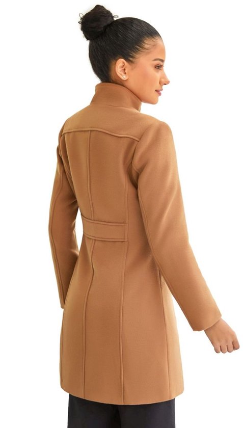 Damesmantel camelkleurig met hoge kraag, gedragen door model, achterkant zichtbaar.