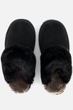Zwarte suède pantoffels met dikke zwarte schapenvacht voering.