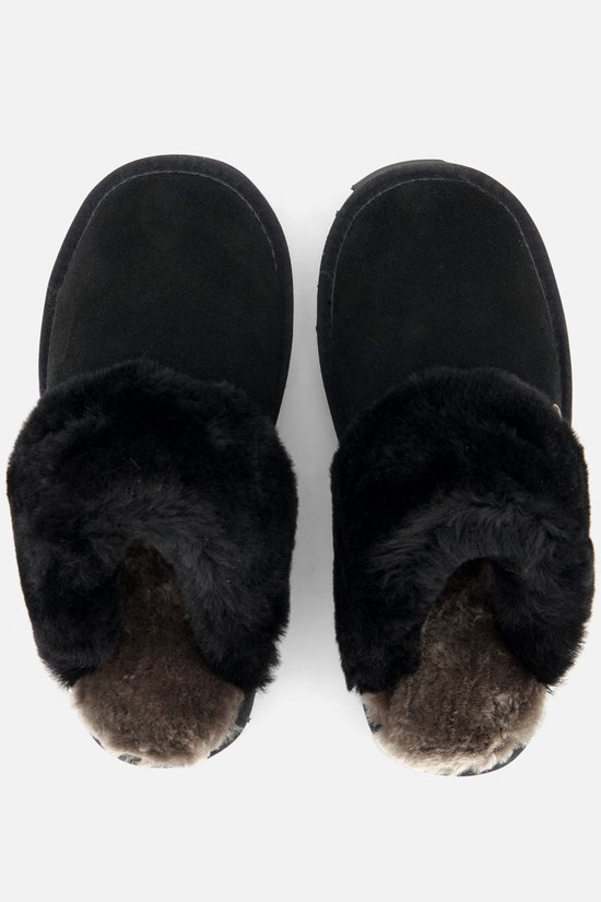 Zwarte suède pantoffels met dikke zwarte schapenvacht voering.
