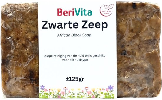 Blok zwarte zeep met label 'BeriVita Zwarte Zeep' en bloemenprint.