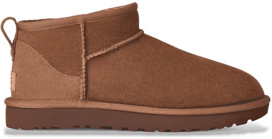 Botte UGG Classic Ultra Mini marron avec semelle marron et boucle à l'arrière.