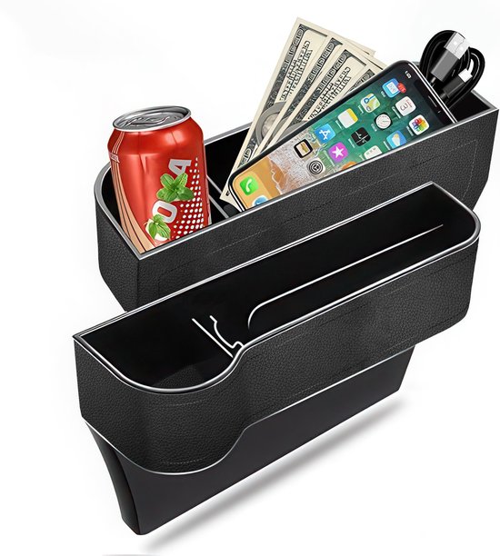 Zwarte autostoel organizers met een blikje frisdrank, een telefoon, wat geld en een oplaadkabel. De linker organizer is leeg.