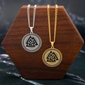 Gouden en zilveren ketting met Valknut symbool op een houten display.