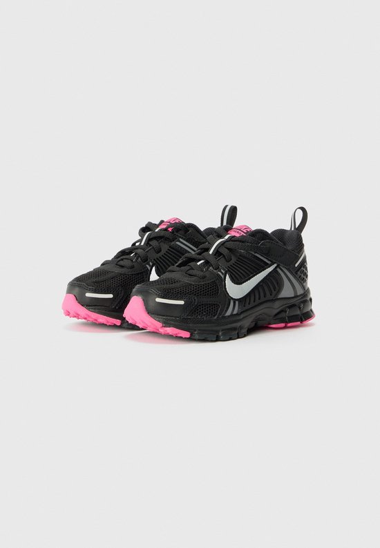 Zwarte lage Nike sneaker met roze en zilveren details.