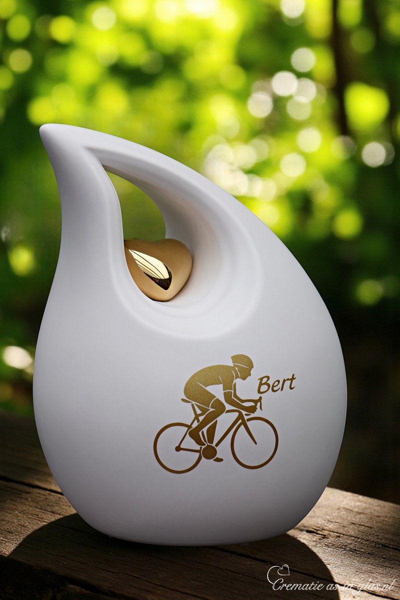 Urn keramiek 3,8 liter – mat wit traanmodel met goud hartje, wielrenner en naam
