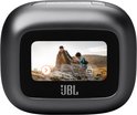 Zwart JBL oplaadcase met een ingeschakeld display dat een afbeelding van een vader en kind toont.