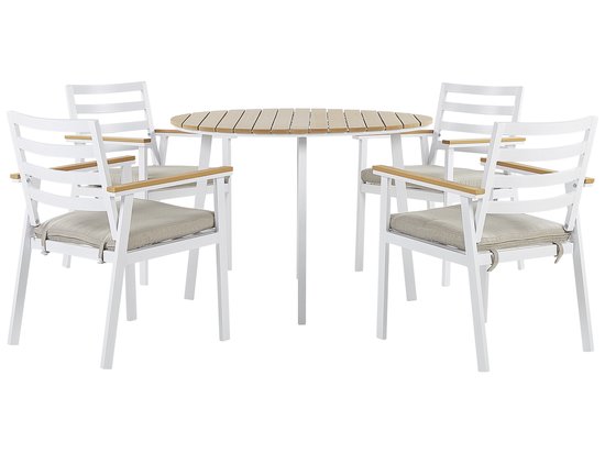 Tafelset voor 4 personen: ronde houten tafel en vier witte stoelen met houten armleuningen.
