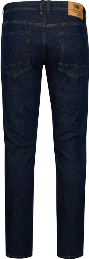 Achterkant van een donkerblauwe straight fit jeans.