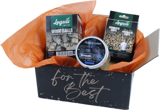 Opengepakte barbecue cadeaumand met 'The Best for The Best' opdruk, gevuld met Legua 'Wood Balls', Legua 'Olive Tree Aromatic Chips' en Smaak 'Rookkruiden'.