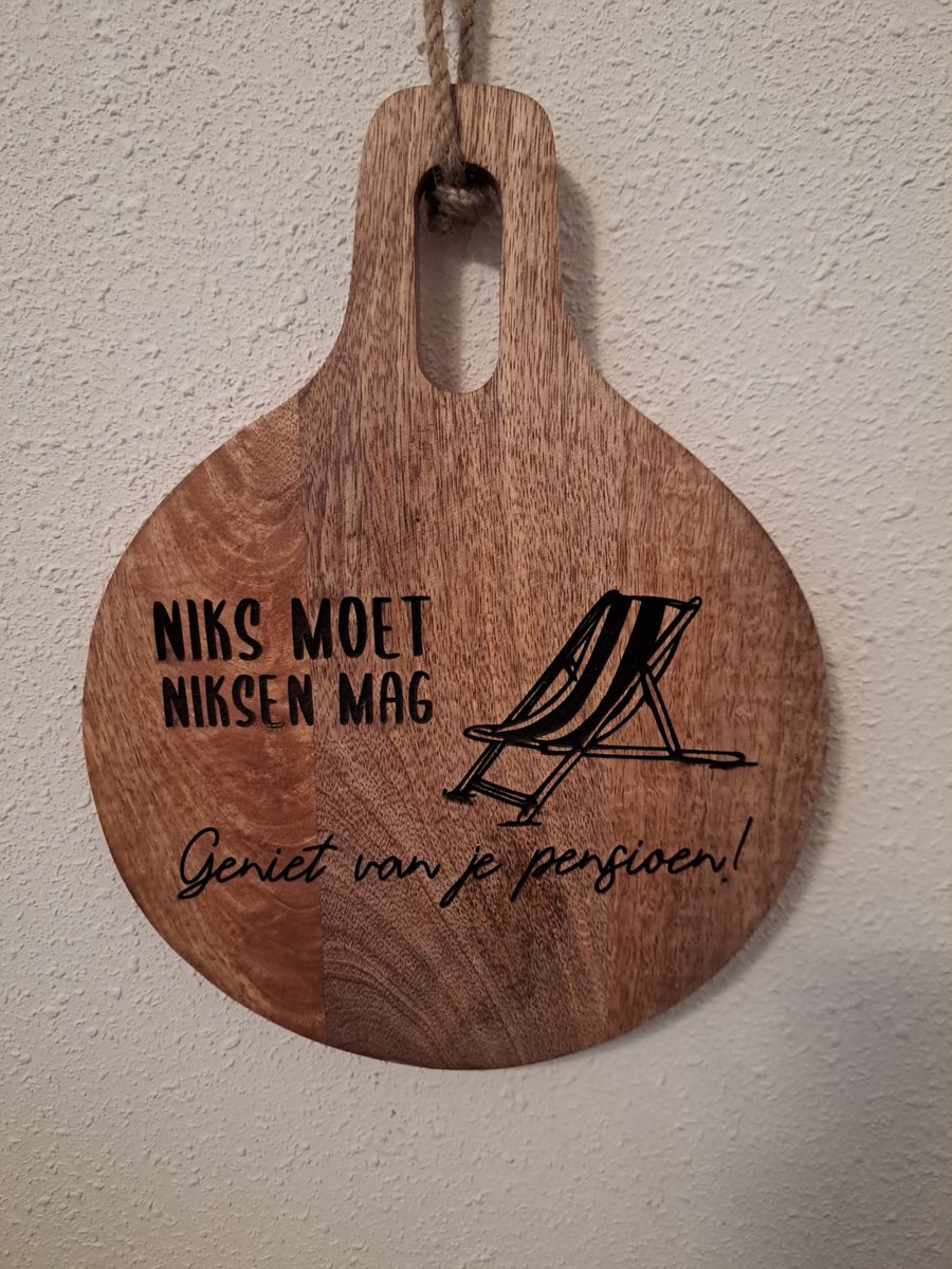 WoodR Bamboe CFK tekstbord leuk cadeau pensioen gerechtigde voor een afscheidscadeau met de tekst. Recept voor een lekker pensioen doorsnede 26 cm Dutch made by WoodR. 26 bij 26 cm rond