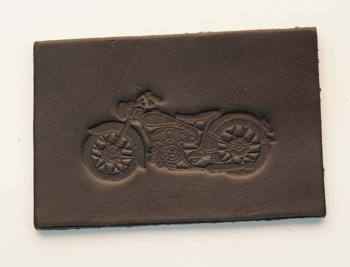 Zwarte langwerpige lederen onderzetters biker set van 6 stuks - biker lederen onderzetters - zwarte motorrijders onderzetters van leer - mooie onderzetters leer - leuke lederen onderzetters - echt runderleren onderzetters - zwarte lederen onderzetter