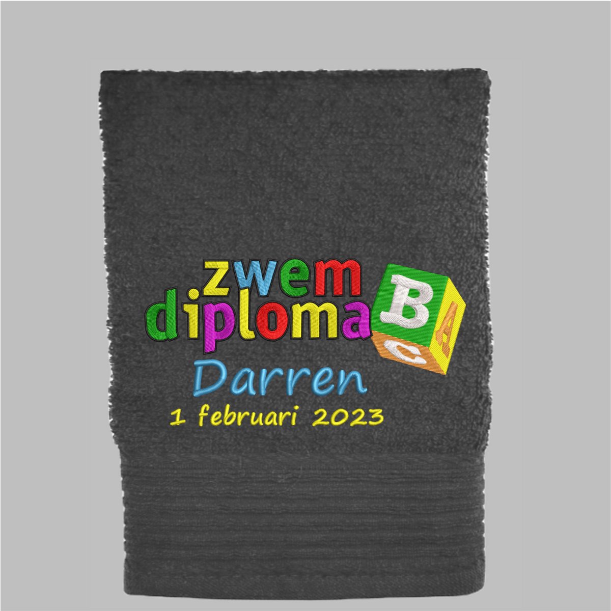 Handdoek Zwemdiploma B met naam en datum van afzwemmen - 550 gr - Antraciet - 60x110 - Cadeau Afzwemmen - Geborduurd