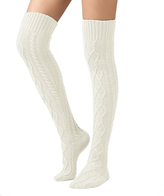 Benen van een model met crèmekleurige, gebreide over-de-knie kousen met kabelpatroon.