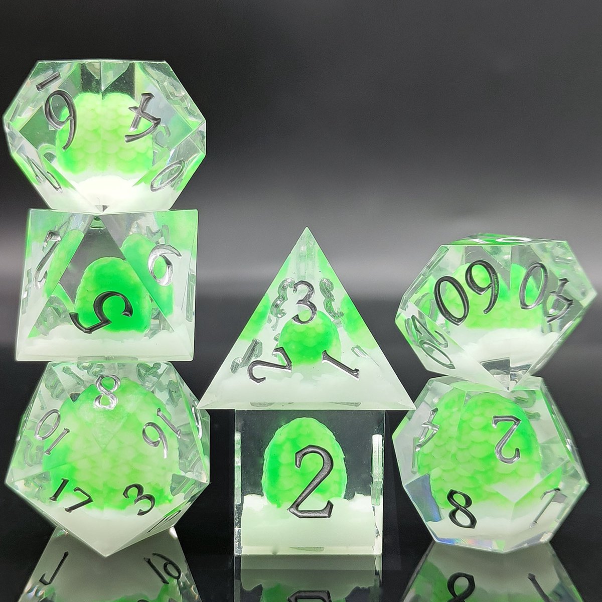 Joya Dice® Polydice Dobbelsteen set geschikt voor rollenspellen zoals Dungeons and Dragons D&D DnD | Dobbelstenen Set | Dice set | Resin 7 stuks set | Incl Luxe Opbergdoos | Dragon Egg – Emerald Hatchling
