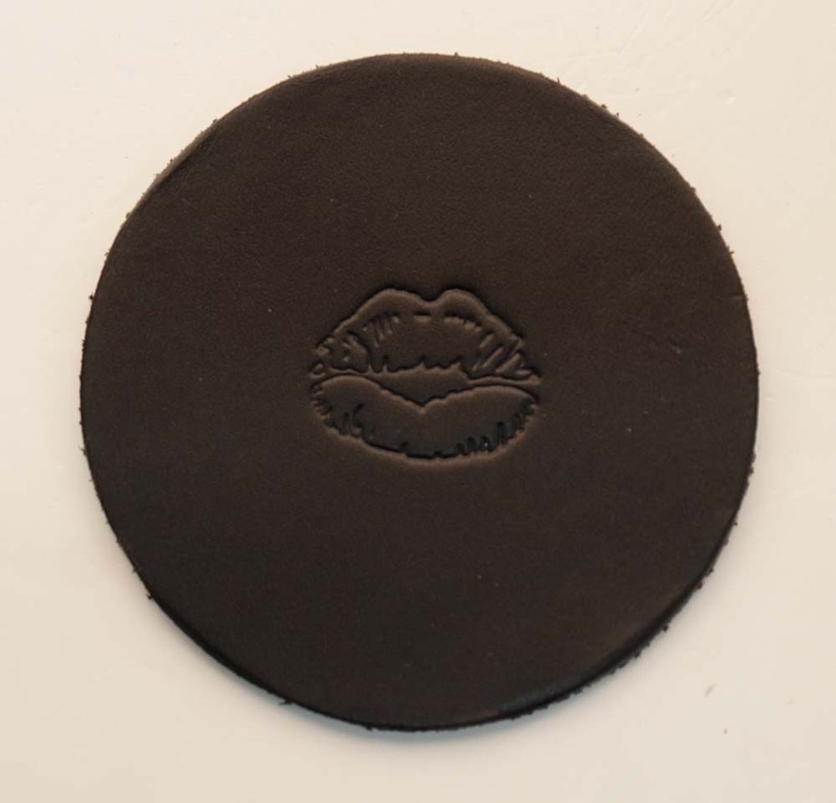 Zwarte onderzetter van leer met mond set van 6 stuks - onderzetters lippen - onderzetter mond - grappige onderzetters zwart - leuke lederen onderzetters - handgemaakte onderzetters voor drinkglazen - ronde zwarte onderzetters - ronde onderzetters