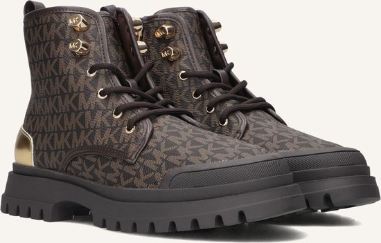 Bruine laarzen met MK-logo print, gouden veteroogjes en neus.