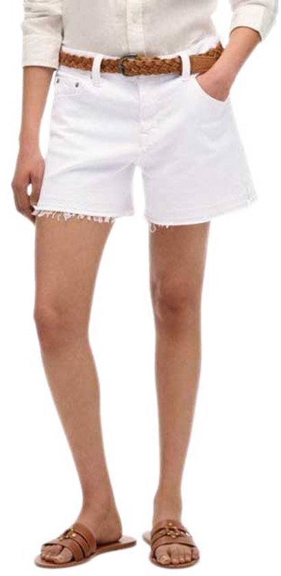 Wit denim short met rafelrand en bruine riem.