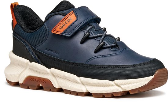 Blauwe Geox sneaker met oranje accenten, klittenbandsluiting en veters. Witte zool.