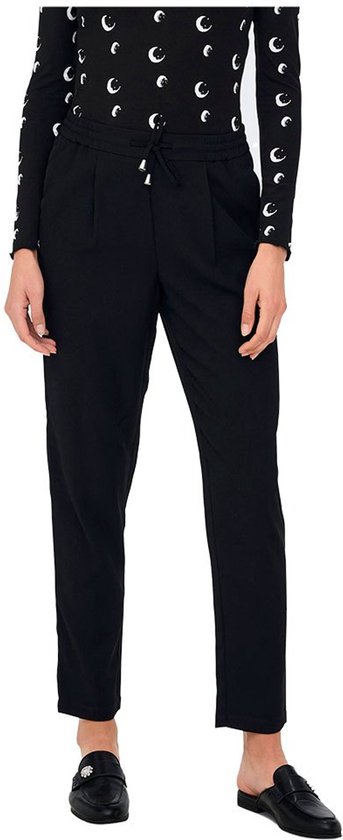 Model van voren gezien in zwarte broek met ceintuur met trekkoord en zwart-wit shirt met maanprint.