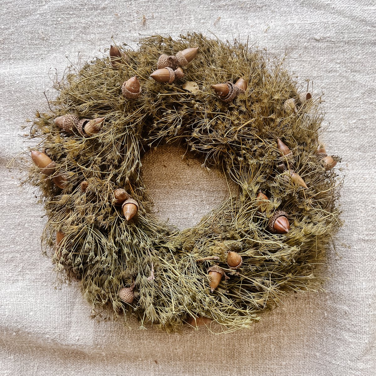 Herfst krans 30cm van gedroogd gras en eikels – Landelijke groendecoratie - natuurlijke deur- en wanddecoratie