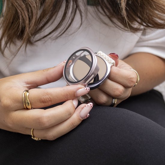 Vrouw met roze smartwatch hoesje en screenprotector in handen