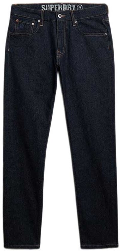 Donkerblauwe Superdry spijkerbroek met bruine stiksels en 'SUPERDRY' op de tailleband.