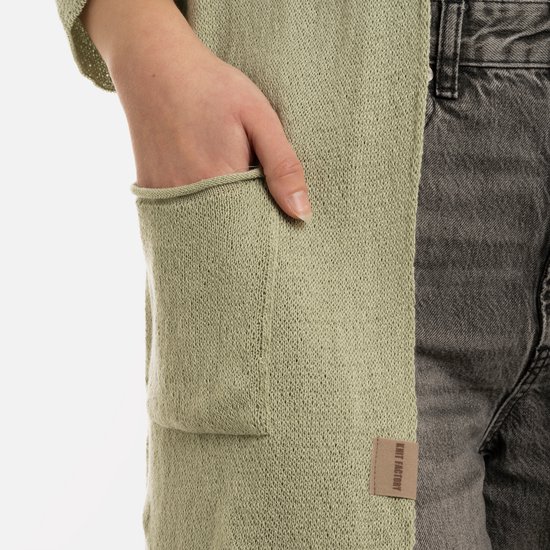 Cardigan long tricoté Ella de Knit Factory - Cardigan tricoté pour femme - Cardigan long au-dessus du genou - Cardigan Zwart pour femme composé de 30 % de laine et 70 % d'acrylique - Vert Sage - 40/42