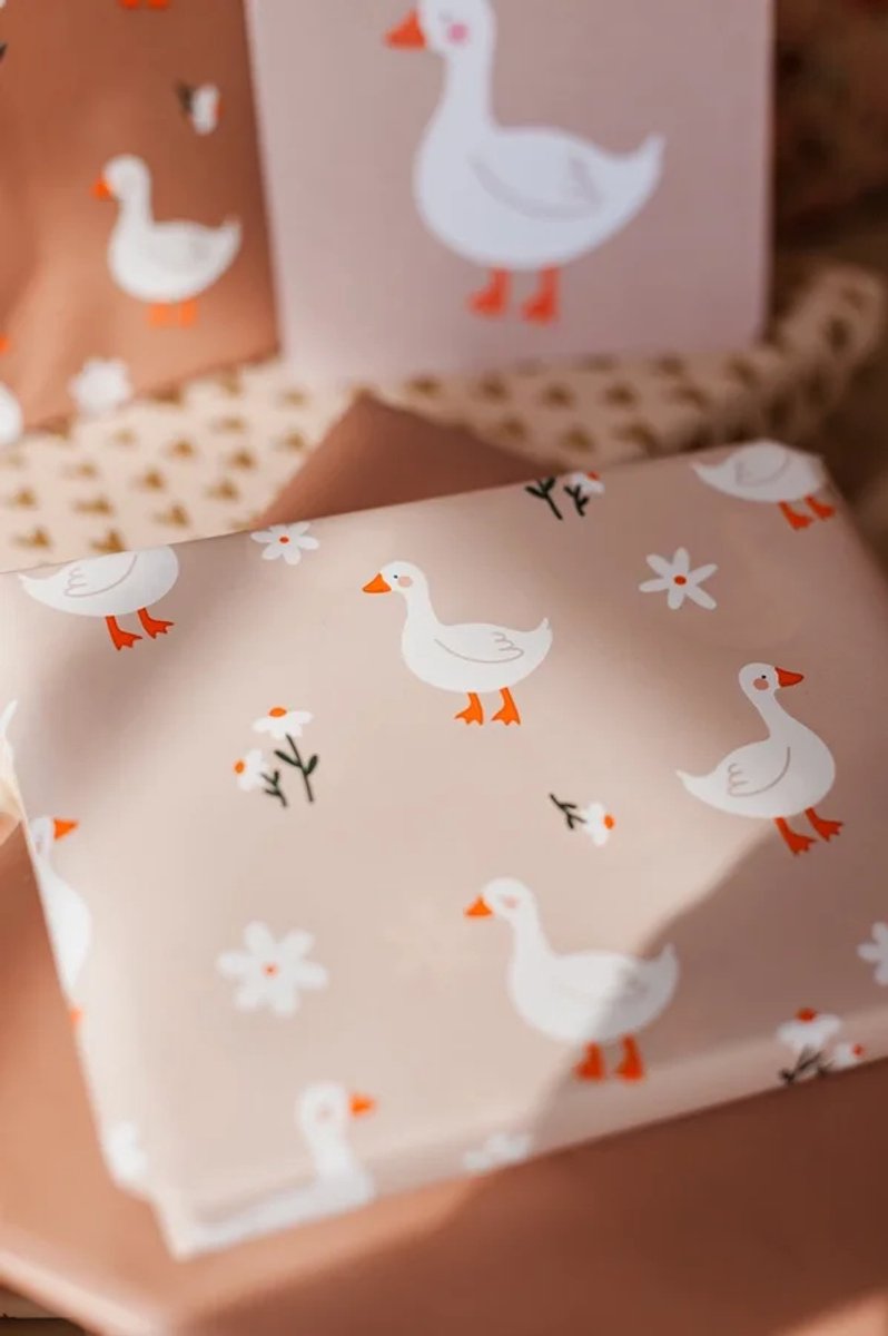 Het Inpakhuis - Inpakpapier - Cadeaupapier - Kadopapier - Gansjes Mokka Beige - 50cm x 3m - Rol inpakpapier - Baby - Geboorte - Gender Reveal - Babyshower – foto 2