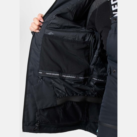 Open zwarte ski-jas die de binnenkant met vakken toont.