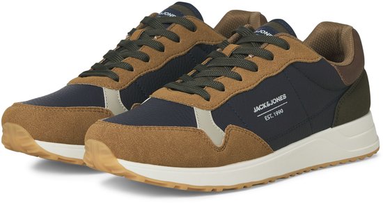 Paar donkerblauwe sneakers met suède bruine, beige en groene panelen. "JACK & JONES EST. 1990" op de zijkant.