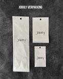 Drie witte, doorschijnende verpakkingen met het 'Joboly'-logo erop.