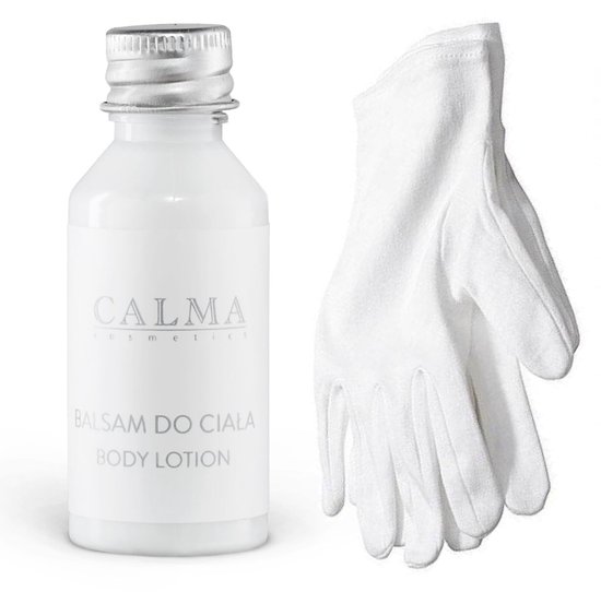 Een witte fles 'Calma Cosmetics Body Lotion' met een zilveren dop en een witte handschoen ernaast.