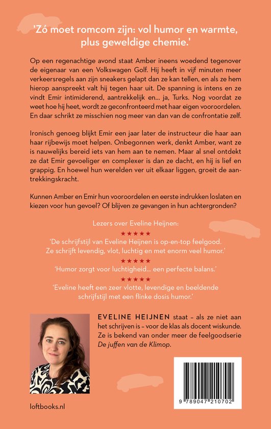 Close-up portret van Eveline Heijnen, schrijfster, lachend naar de camera, met links een oranje achtergrond en rechts tekst over haar boek.