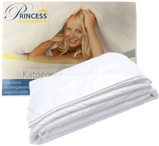 Een opgevouwen wit dekbed naast de verpakking van Princess Dekbedden met een lachende vrouw.