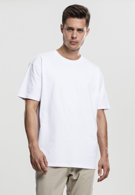 Man draagt een oversized witte T-shirt.